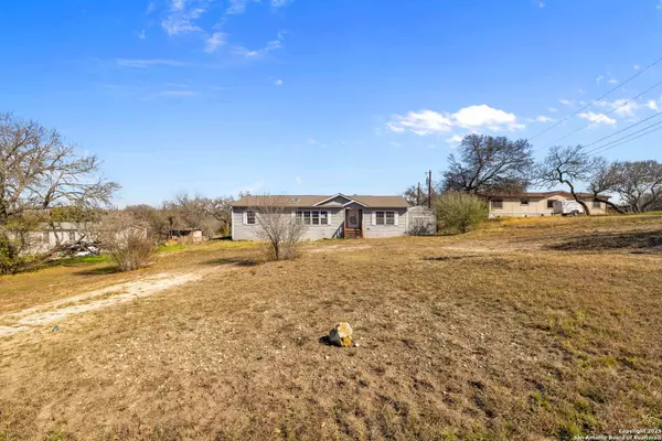 Hondo, TX 78861-6272,804 COUNTY ROAD 4511