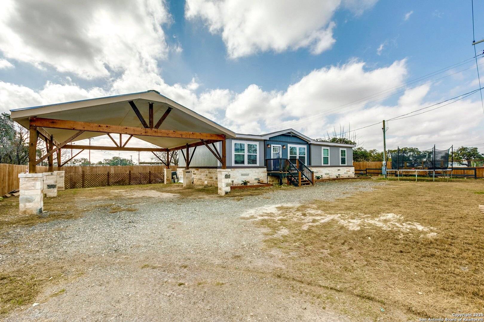 602 E Hunt St, Pleasanton, TX 78064