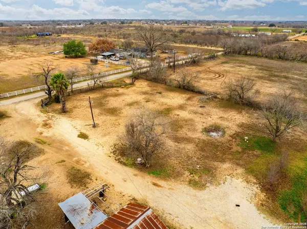 Devine, TX 78016-4385,1545 COUNTY ROAD 665