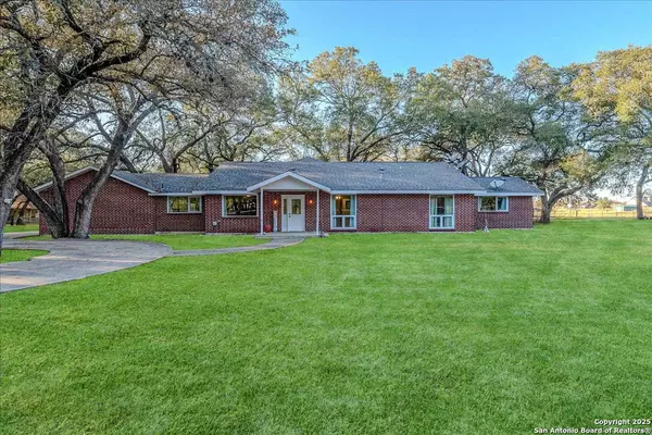241 SHAMROCK DR,  Floresville,  TX 78114-6733