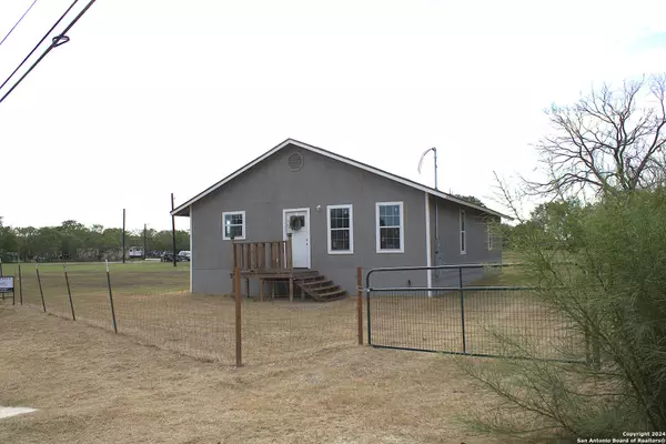 7527 Richter Rd, Elmendorf, TX 78112