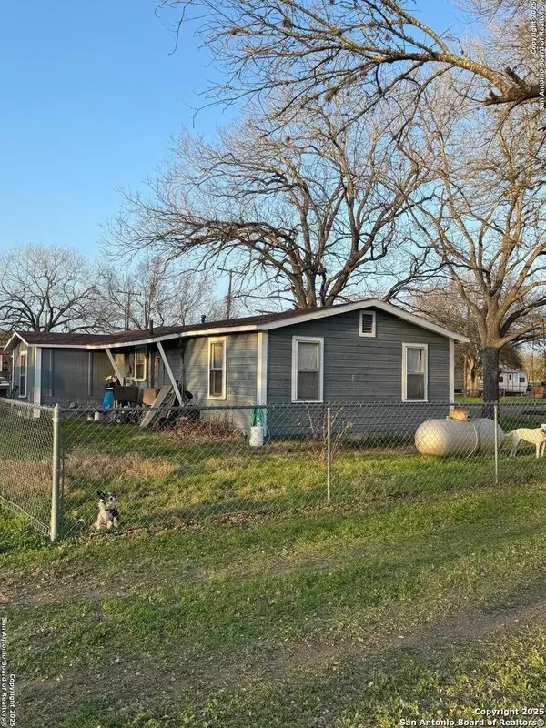 York Town, TX 78164,609 N West
