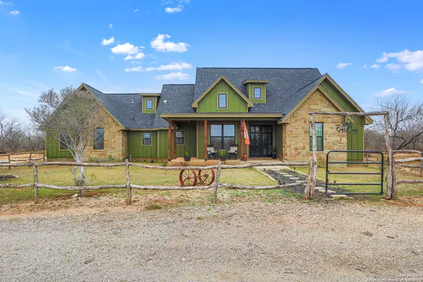5734 FM 2200, Devine, TX 78016