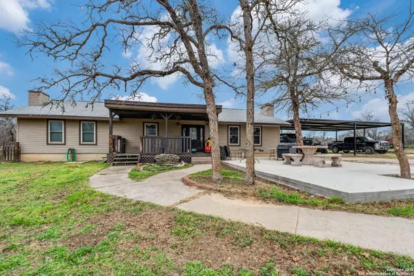 107 Chaparral Dr, Floresville, TX 78114-4231