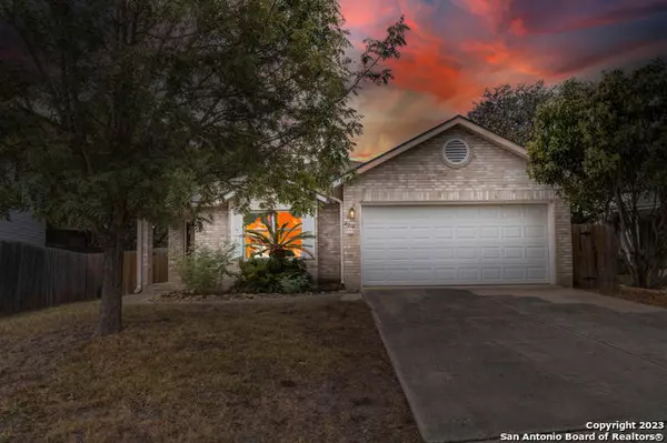 8215 MAVERICK RIDGE DR, San Antonio, TX 78240-5904