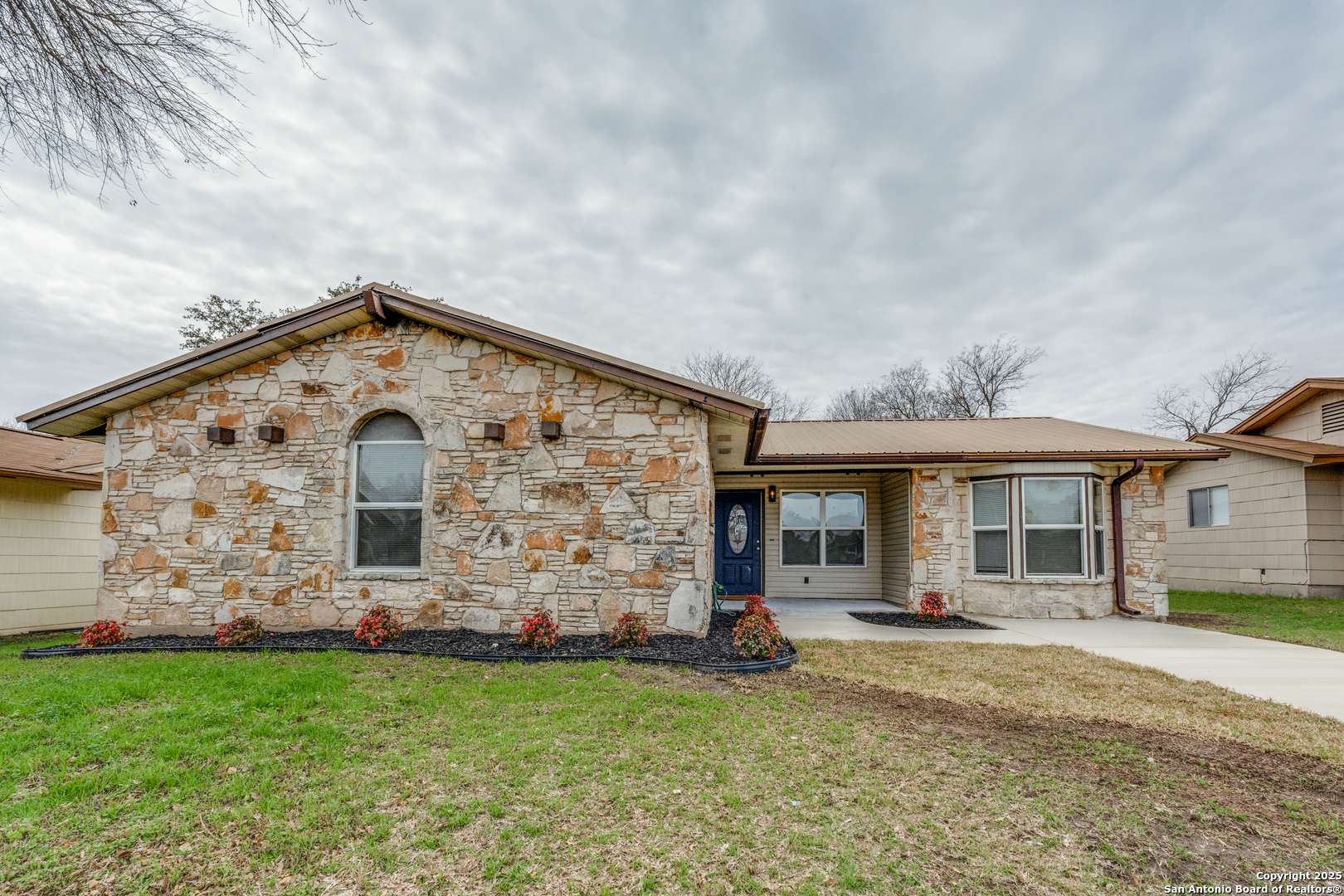 Converse, TX 78109-1823,211 ROYAL DR