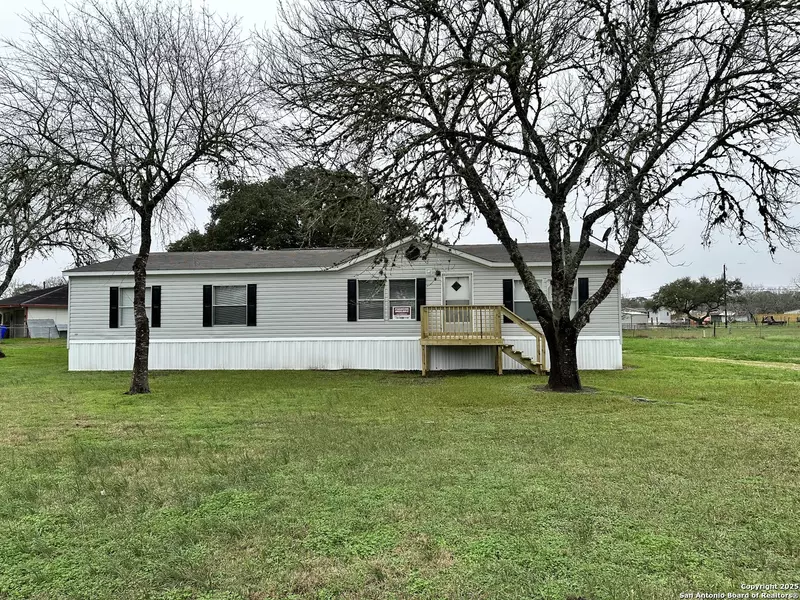 410 Henrietta, Yoakum, TX 77995