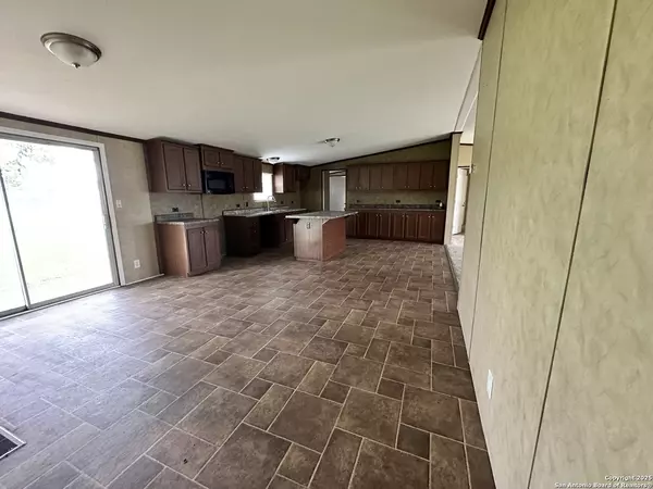 Yoakum, TX 77995,410 Henrietta