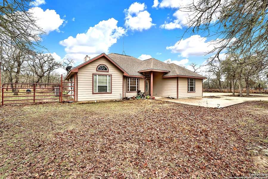 121 CR 436, Stockdale, TX 78160