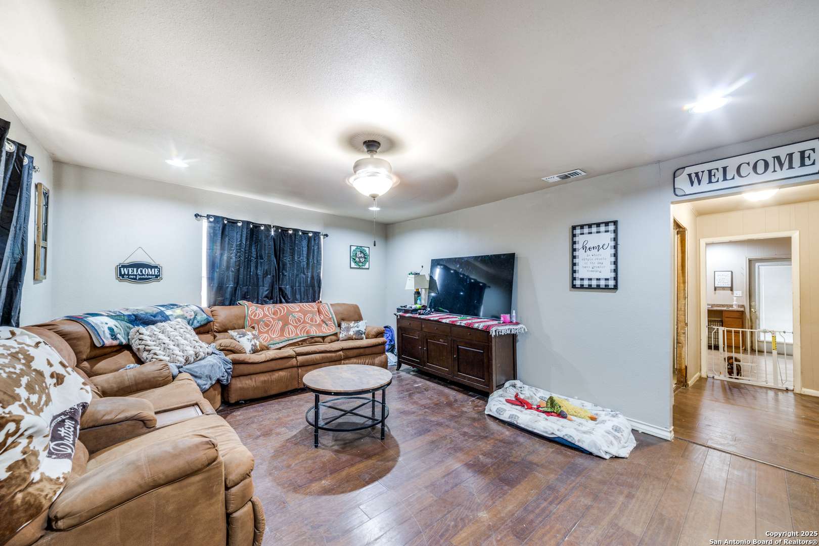 Floresville, TX 78114-1954,914 TRAIL ST