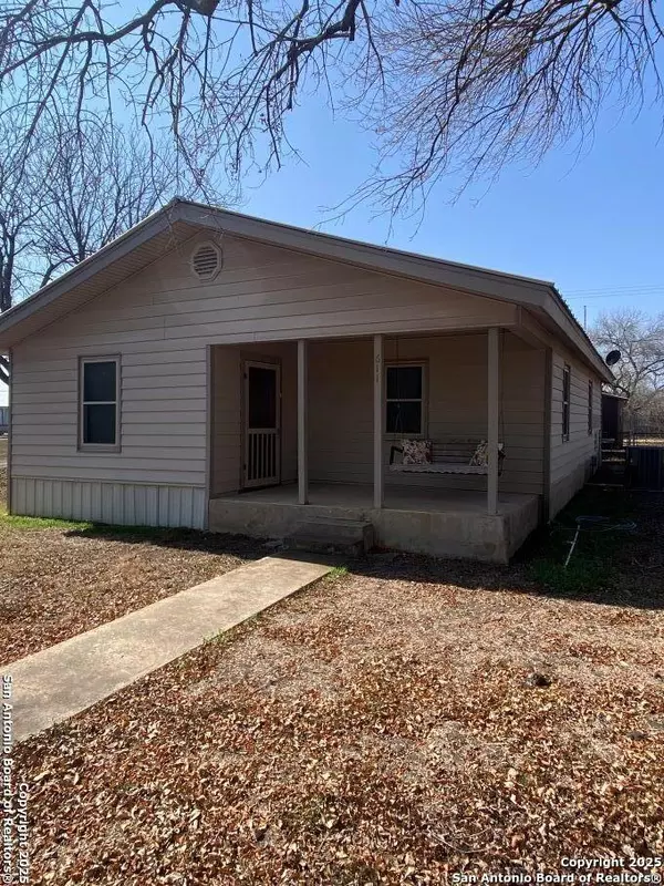 611 AUSTIN ST, Sabinal, TX 78881
