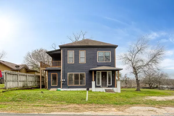 1209 1ST ST, Floresville, TX 78114-1915