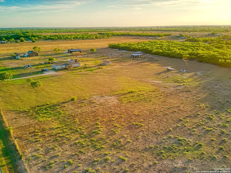 4958 County Road 117, Floresville, TX 78114