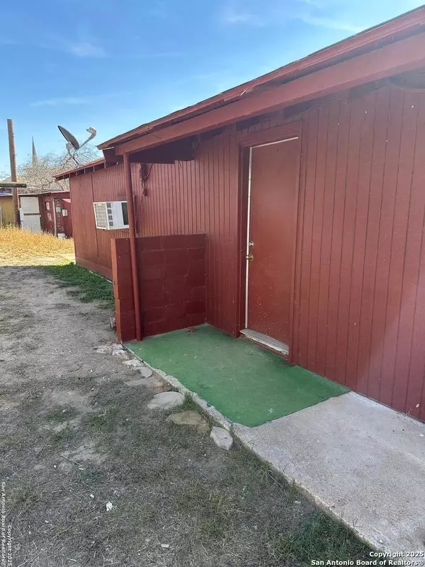 Carrizo Springs, TX 78834,807 Pena