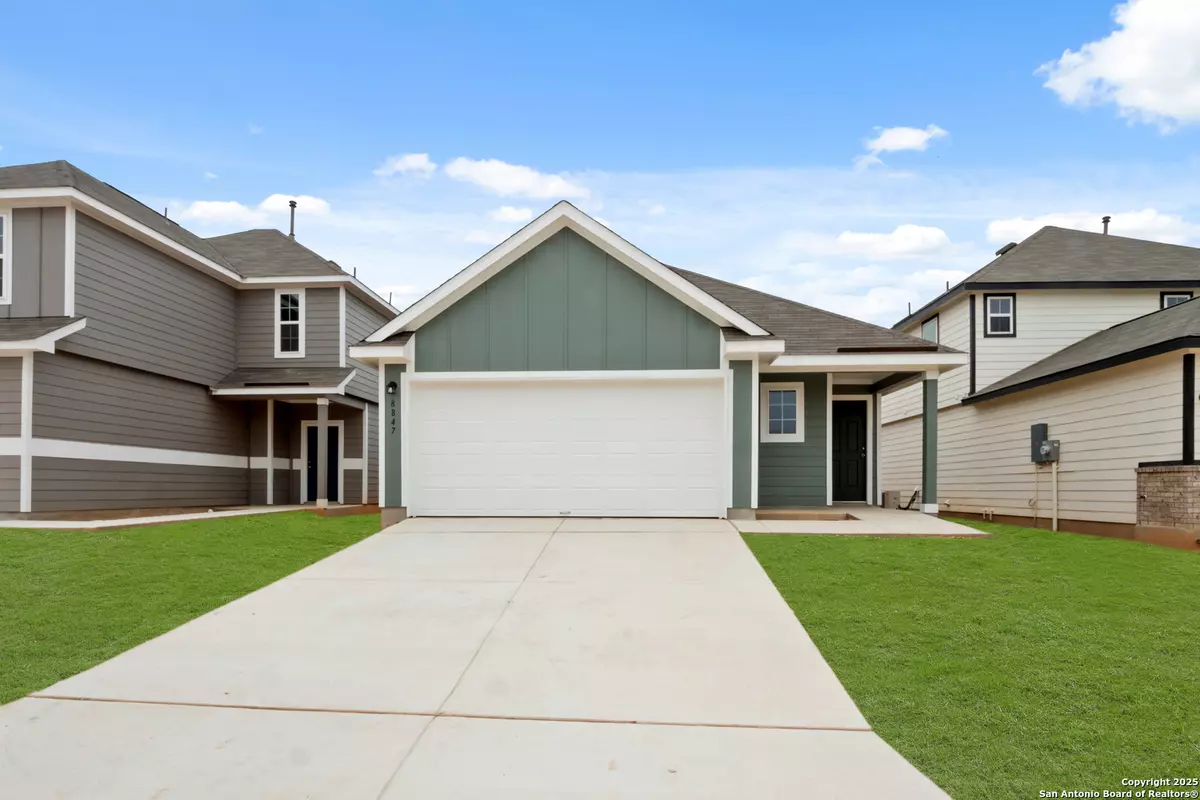 Elmendorf, TX 78112,8847 Black Oak Drive