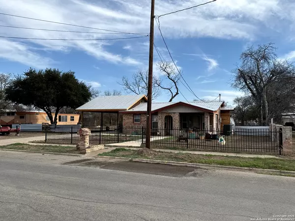 Uvalde, TX 78801-4505,713 BOONE ST