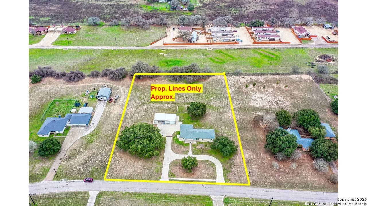 La Vernia, TX 78121,113 Twin Oaks