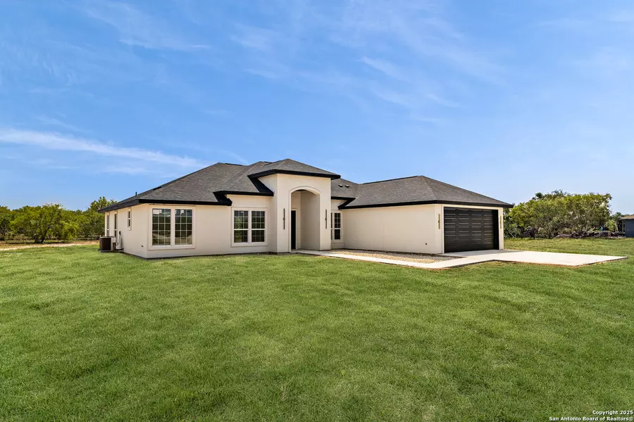 2299 St Highway 173 S, Devine, TX 78016