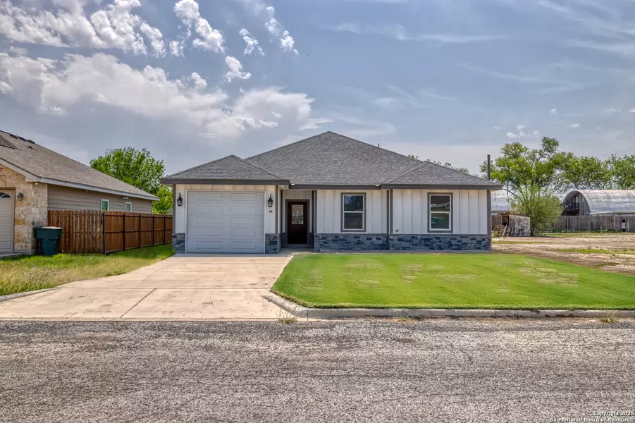 44 SUNDAY CT, Uvalde, TX 78801