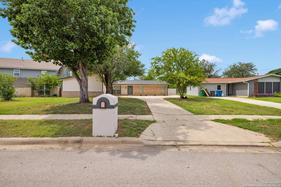 823 BRIARCLIFF DR, San Antonio, TX 78213-2207