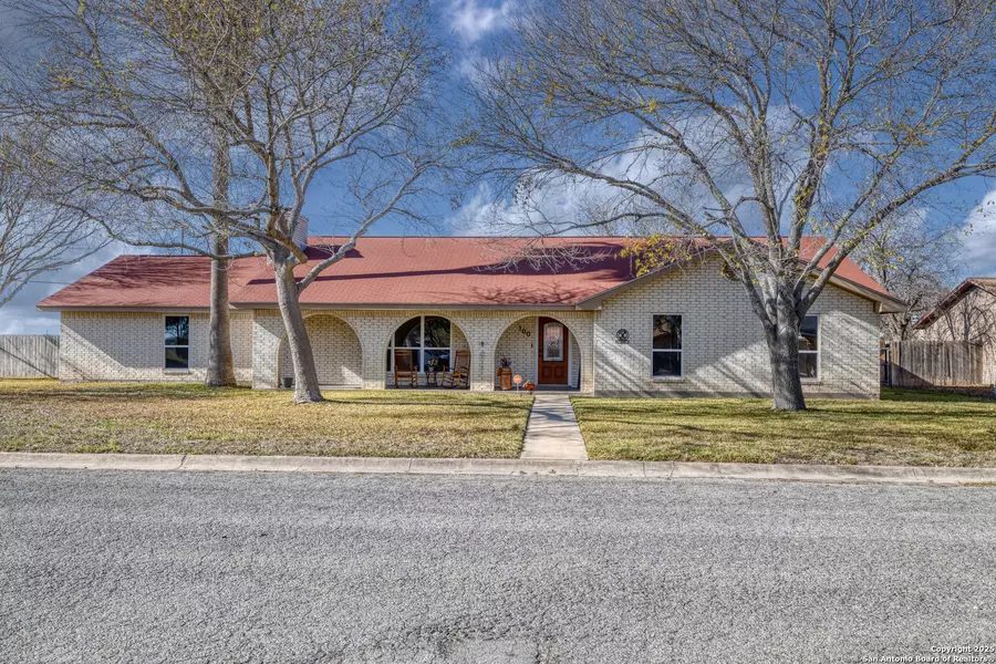 100 Larkspur, Uvalde, TX 78801