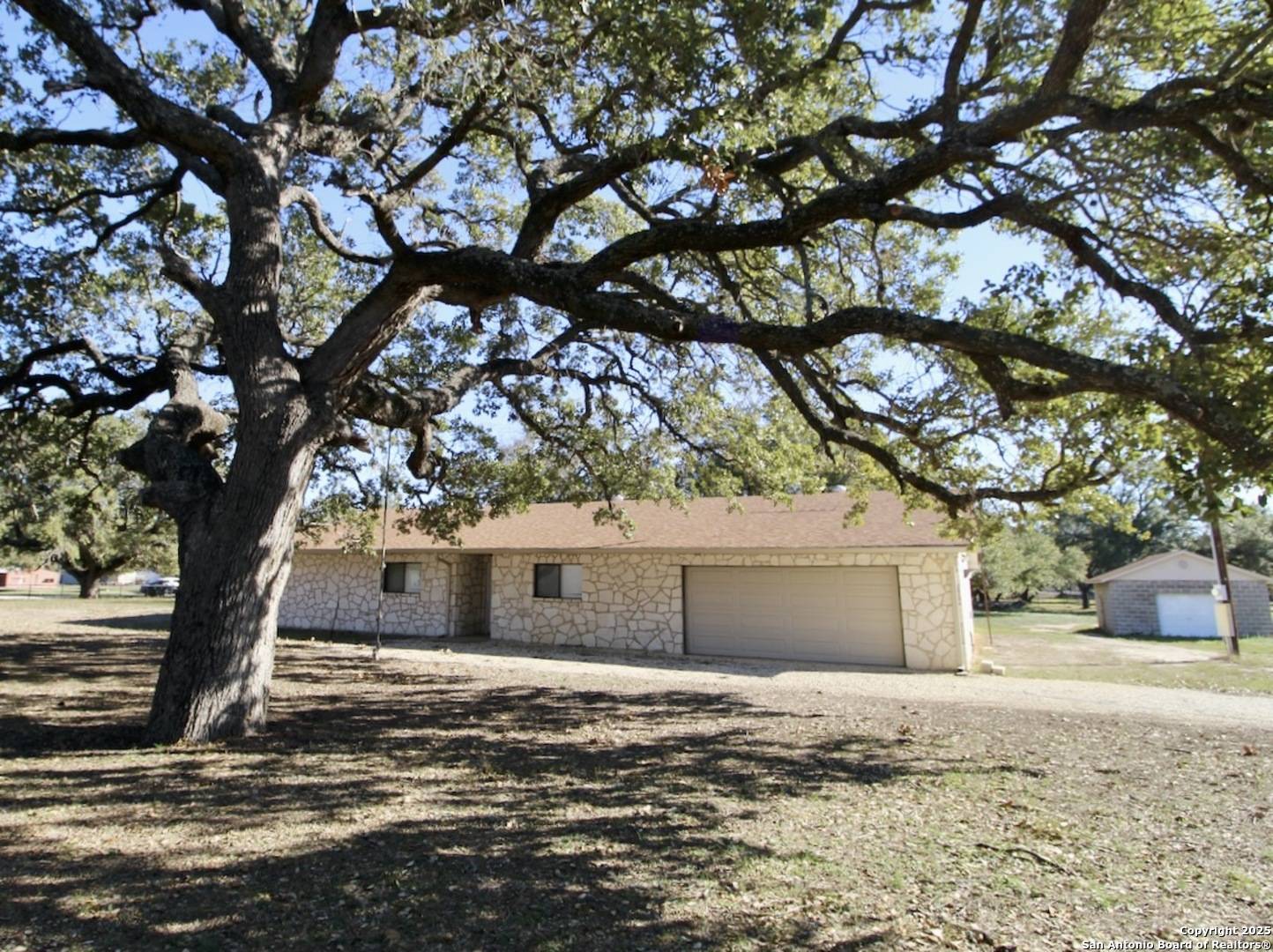 Devine, TX 78016,246 County Road 7611