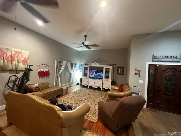 Sabinal, TX 78881,205 San Antonio