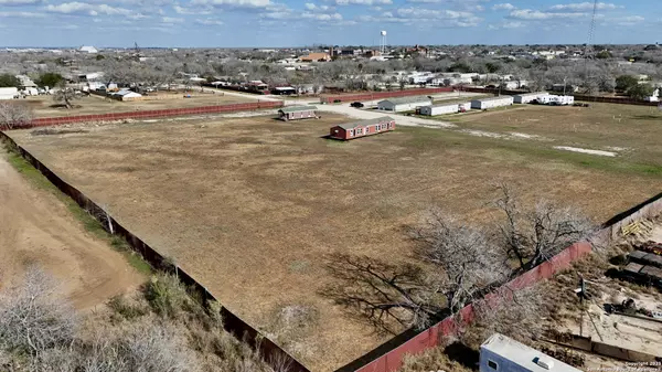 416 Mulberry St, Jourdanton, TX 78026