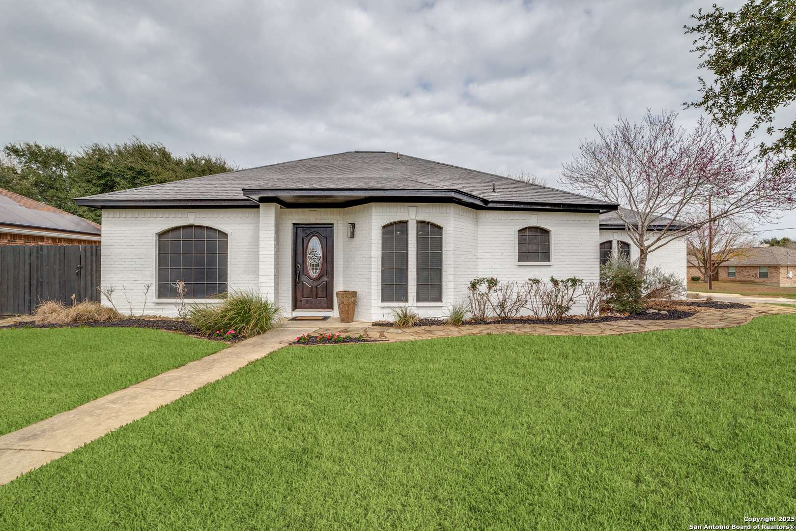 101 Windcrest, Floresville, TX 78114