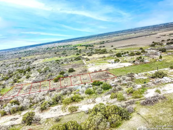 450 County Road 124, Floresville, TX 78114