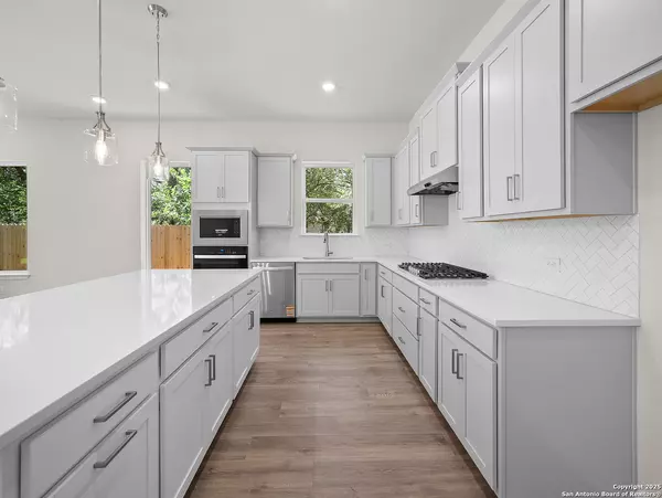 Universal City, TX 78148-3464,141 Rosanna Ridge