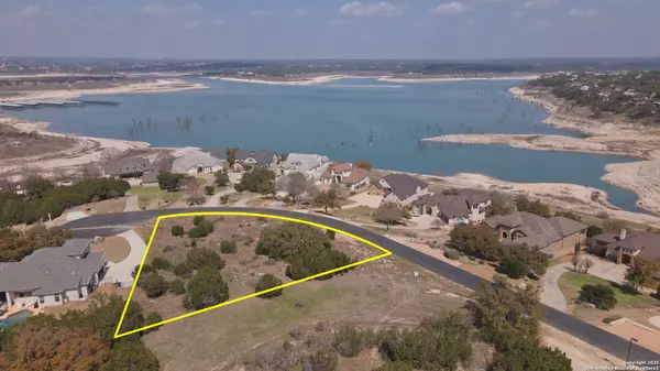 555 Oak Shores Dr, Canyon Lake, TX 78133