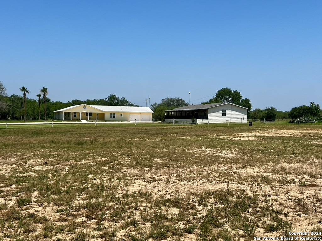 Floresville, TX 78114,660 TREY'S CREEK RD
