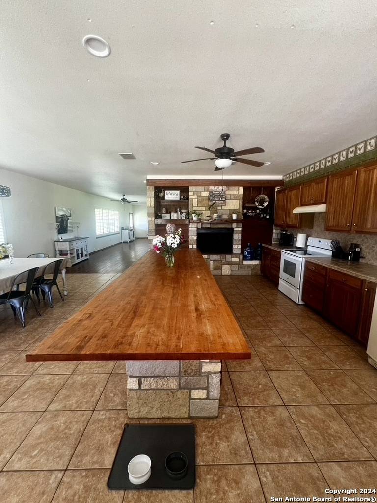 Floresville, TX 78114,660 TREY'S CREEK RD