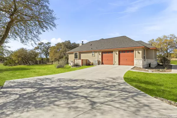 Pipe Creek, TX 78063,414 Rio Circle