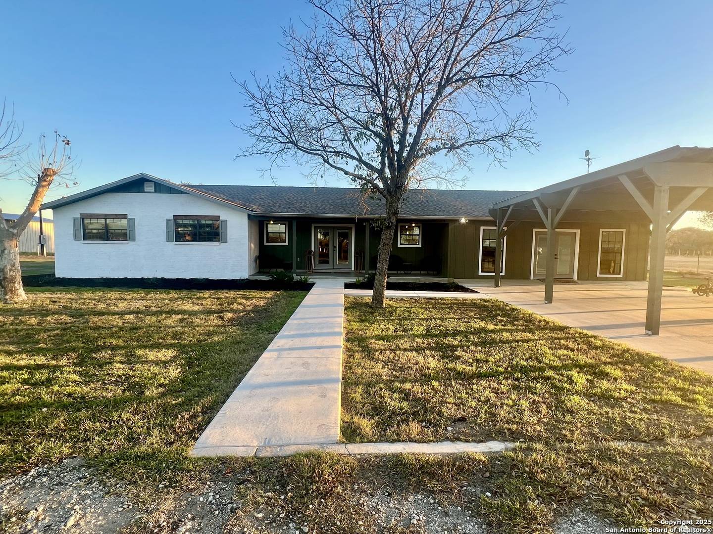 737 Fm 2200, Devine, TX 78016