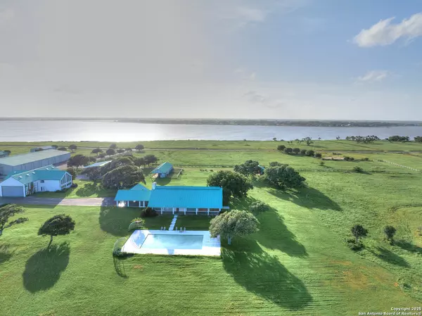 Port Lavaca, TX 77979,1005 Shoreline Ln