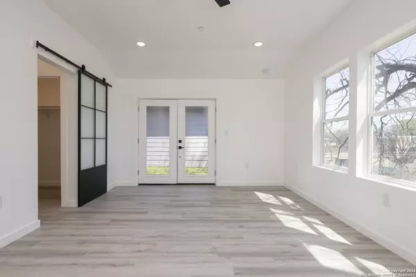 San Antonio, TX 78204,106 Bank UNIT 102