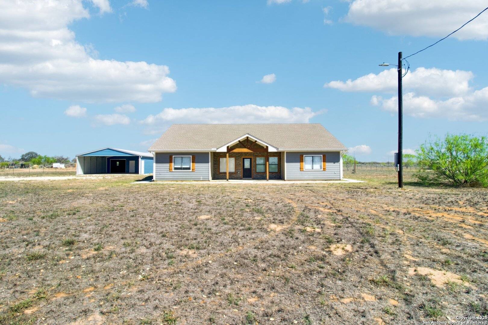 Devine, TX 78016,1783 county road 7711