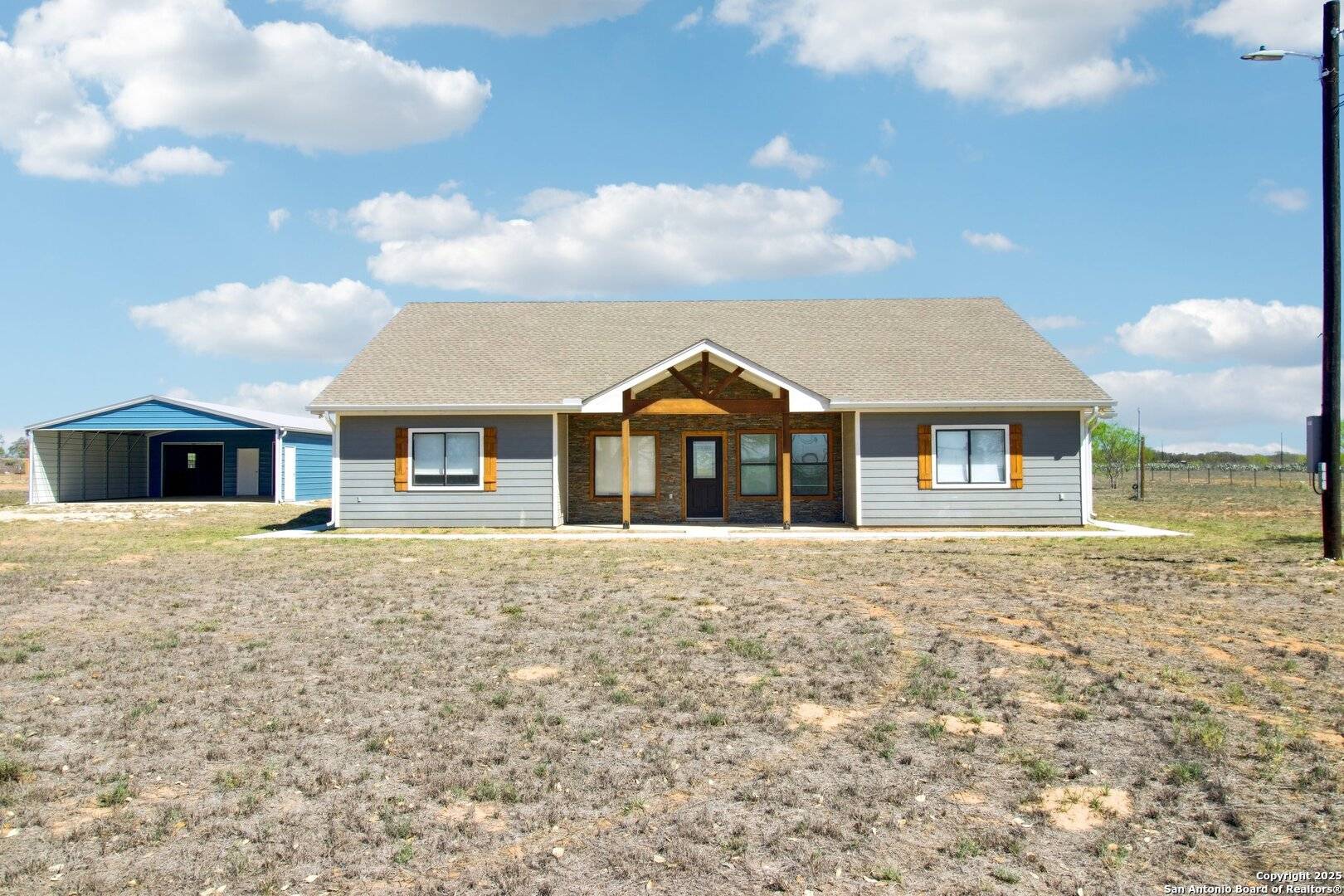 Devine, TX 78016,1783 county road 7711