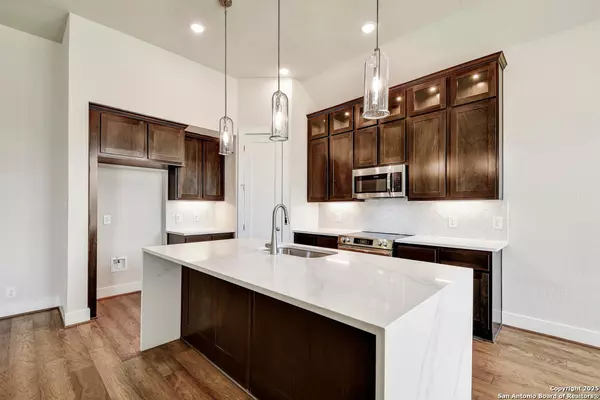 Castroville, TX 78009,163 Laurel Oak