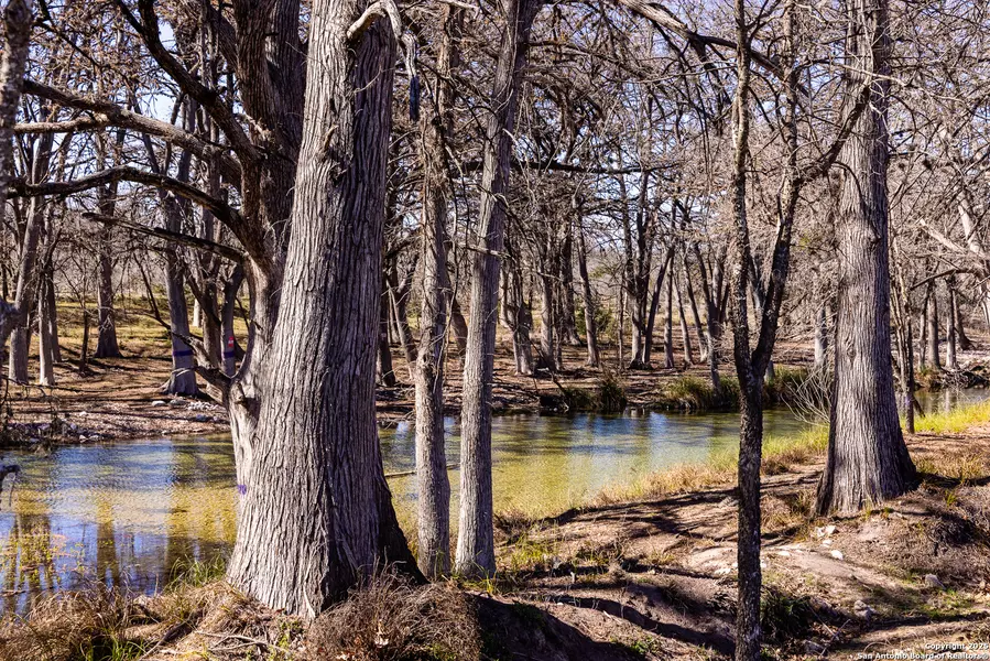 2400 Little Dry Frio Road, Leakey, TX 78873