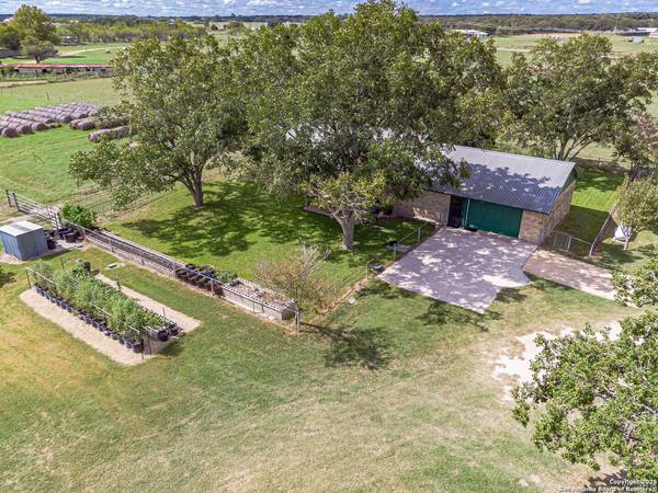 2034 County Road 342,  La Vernia,  TX 78121