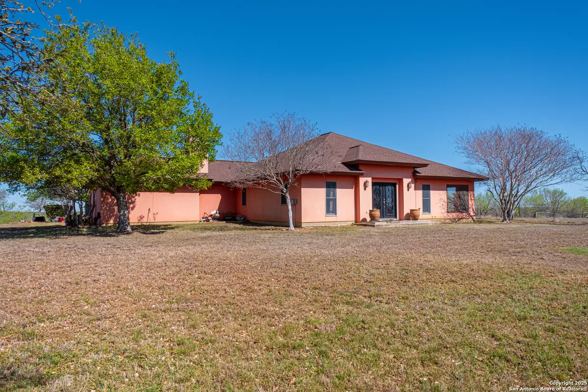 Floresville, TX 78114,2148 County Road 220
