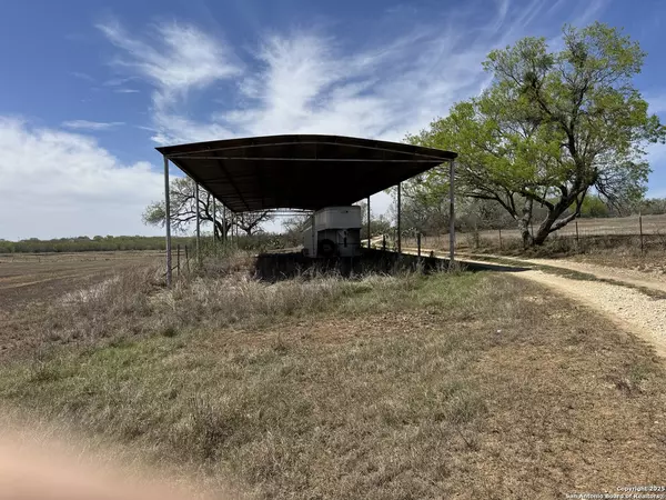 Floresville, TX 78114,2148 County Road 220