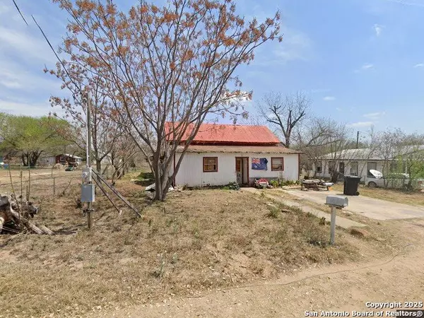 Devine, TX 78016,712 DEVINE DR