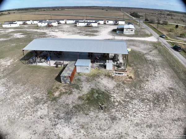 Kenedy, TX 78119,6542 County Rd 152