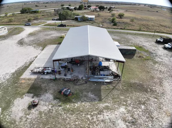 Kenedy, TX 78119,6542 County Rd 152