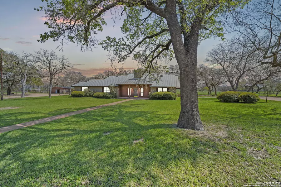6992 State Highway 97, Floresville, TX 78114
