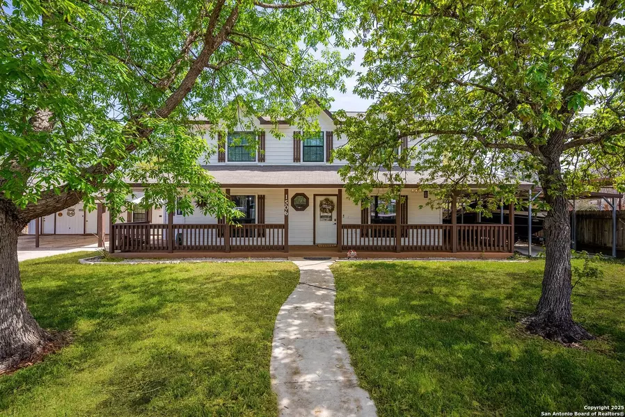 1506 D St, Floresville, TX 78114